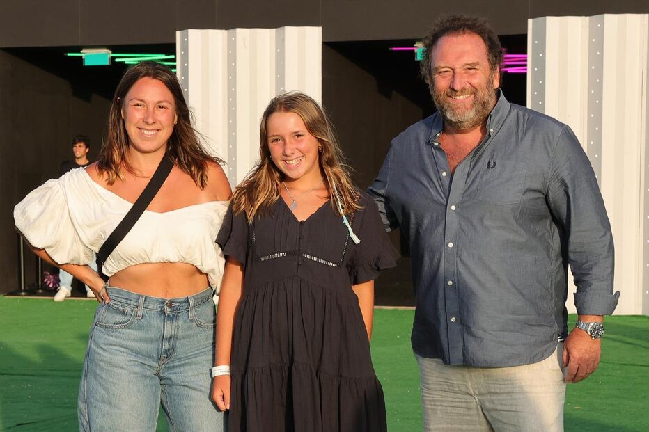 João Baião com duas fãs em festival de música