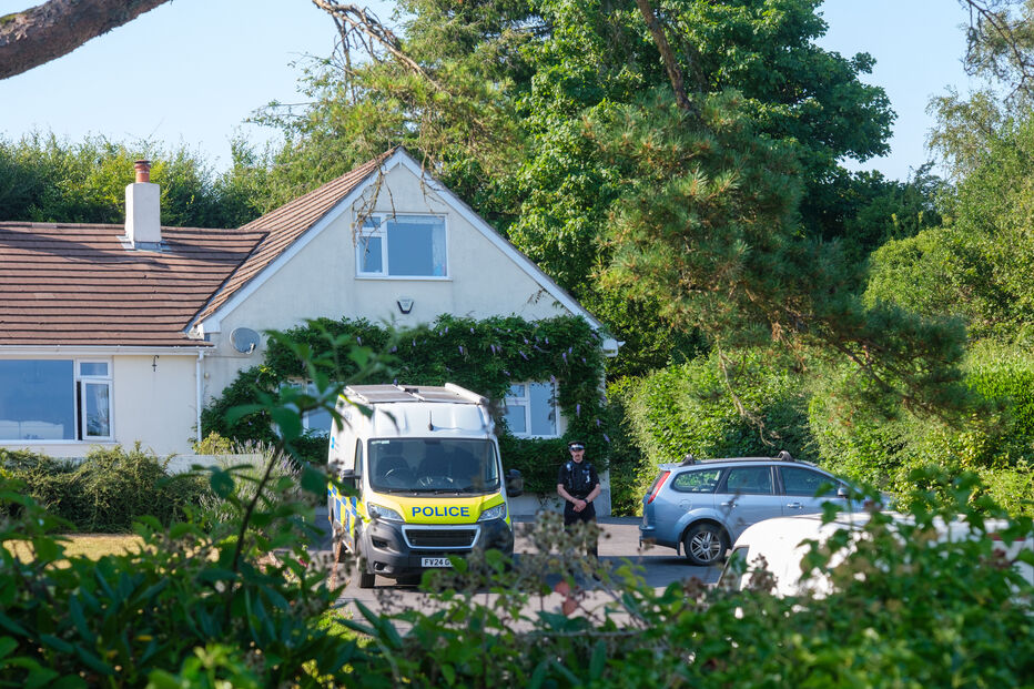 Polícias em frente à casa da ex-ministra Ann Widdecombe