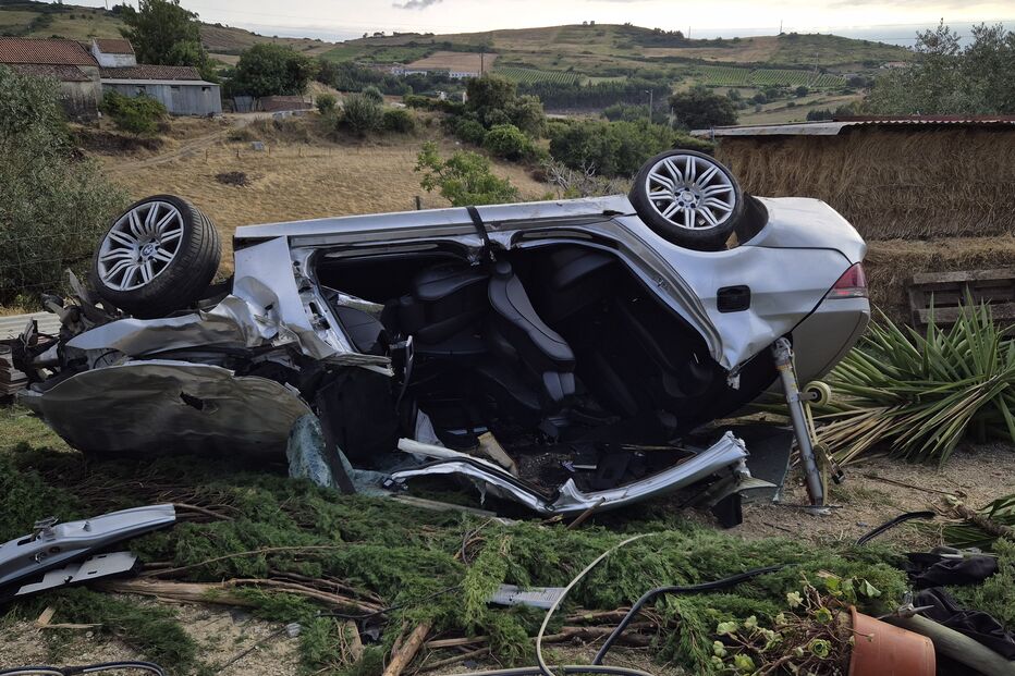 Carro destruído tomba numa zona rural
