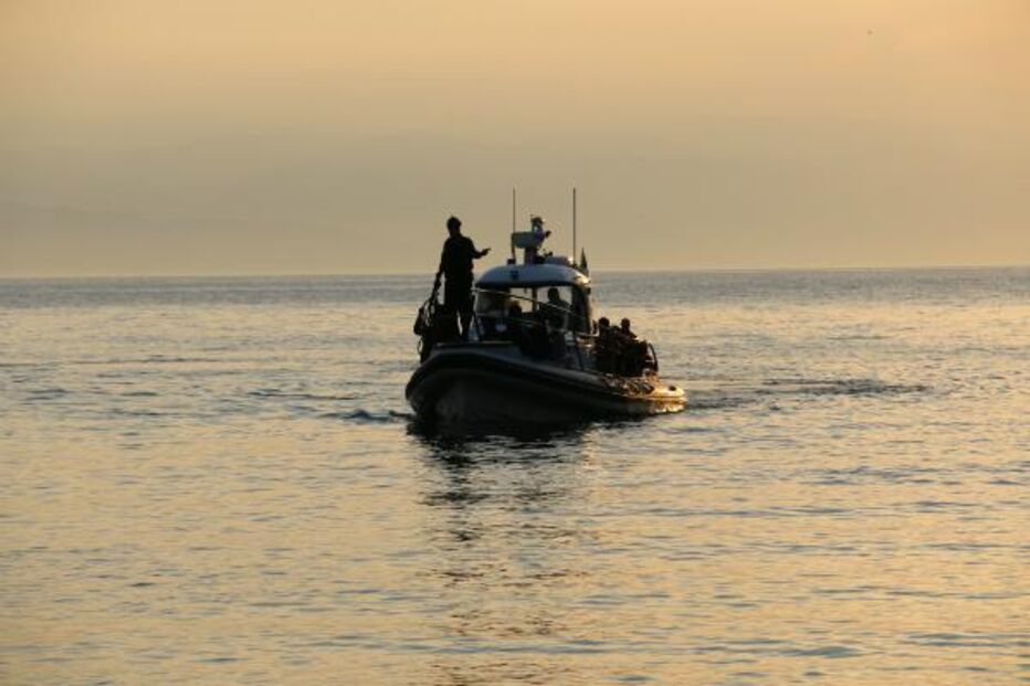 Barco, embarcação, imigrantes, polícia marítima xxx