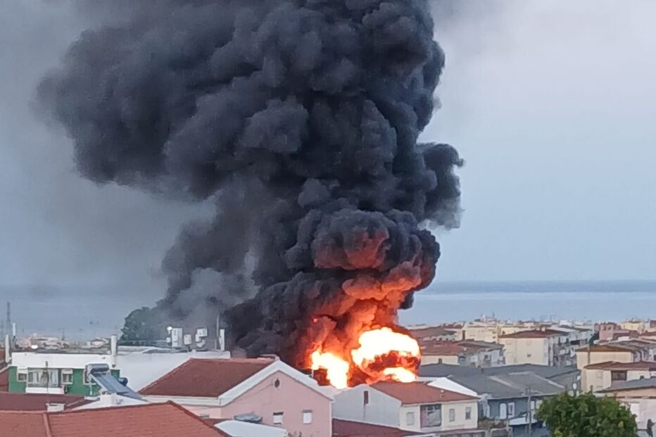 Incêndio deflagra em armazém em Camarate