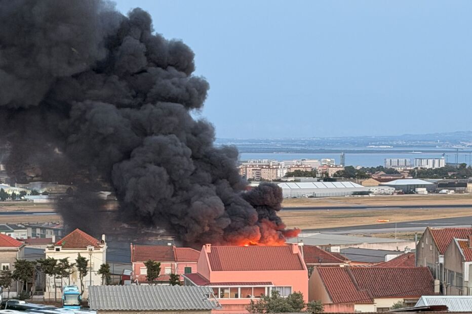Incêndio deflagra em armazém em Camarate