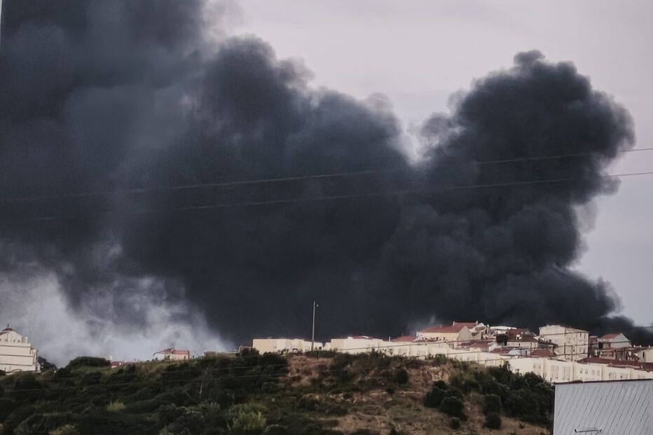 Incêndio deflagra em armazém em Camarate