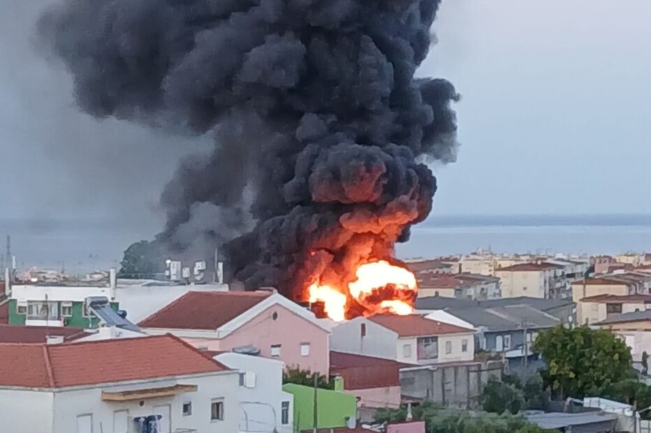 Incêndio deflagra em armazém em Camarate