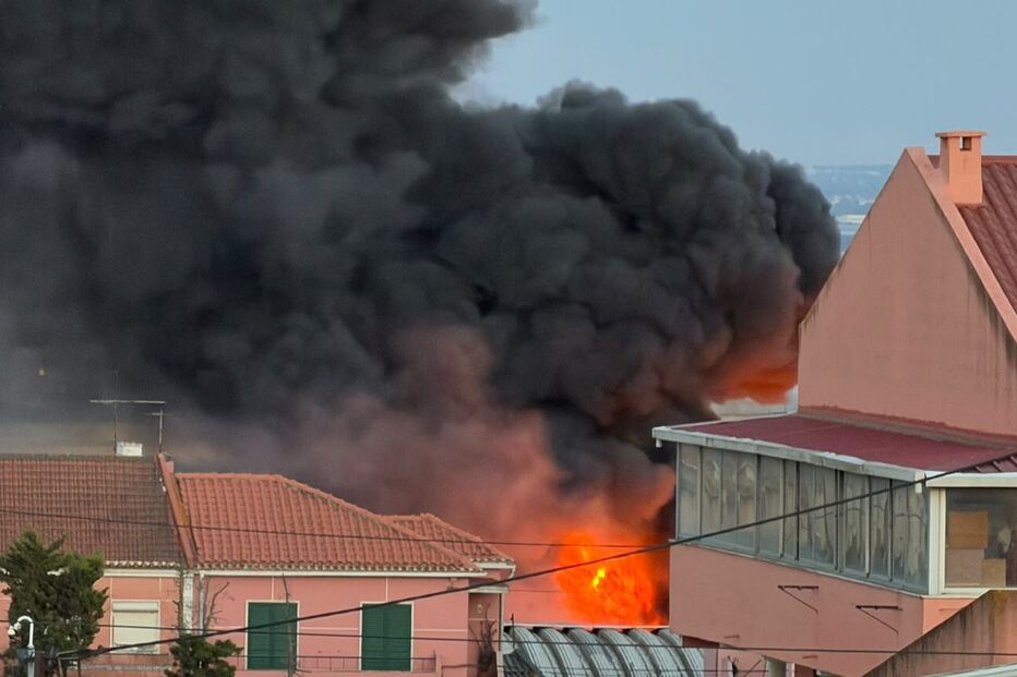 Incêndio deflagra em armazém em Camarate
