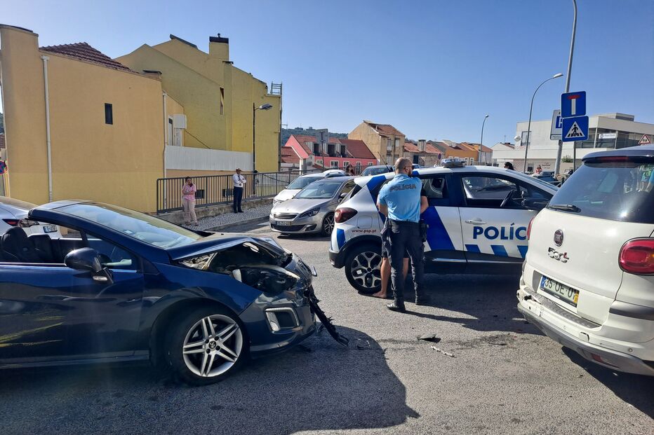 Policia investiga acidente com dois carros na via pública