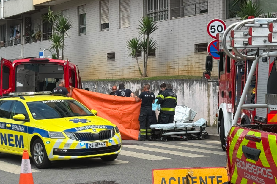 Violento acidente entre carro e mota faz um ferido em Vila Nova de Gaia 