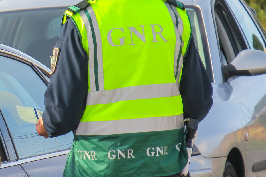 Agente da GNR fiscaliza condutor sem seguro automóvel em controlo rodoviário