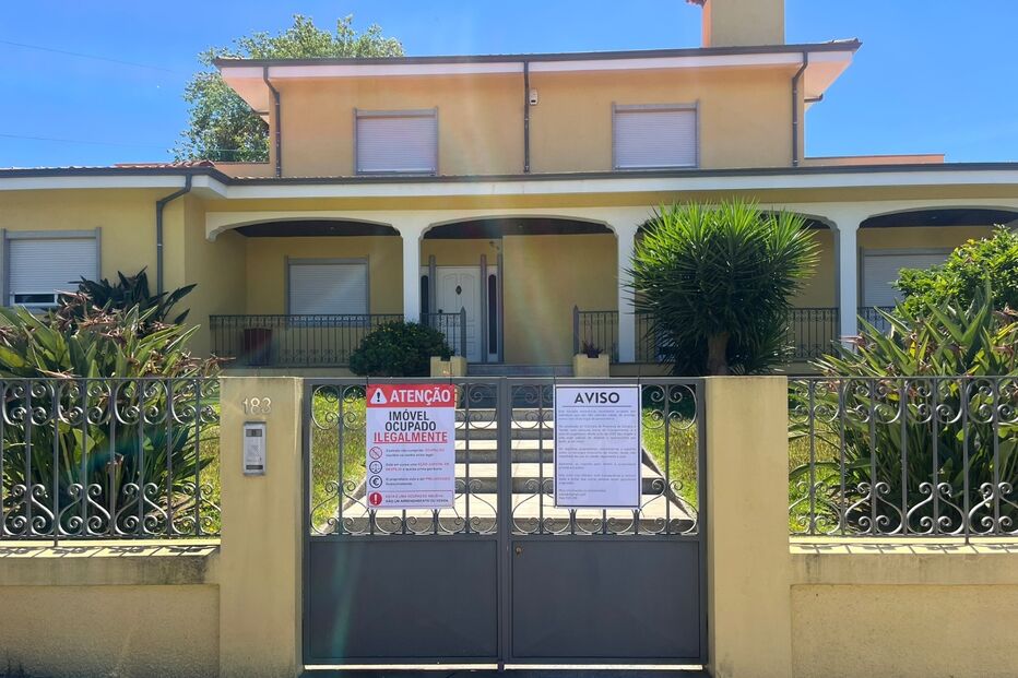 Imóvel ocupado ilegalmente, aviso em casa