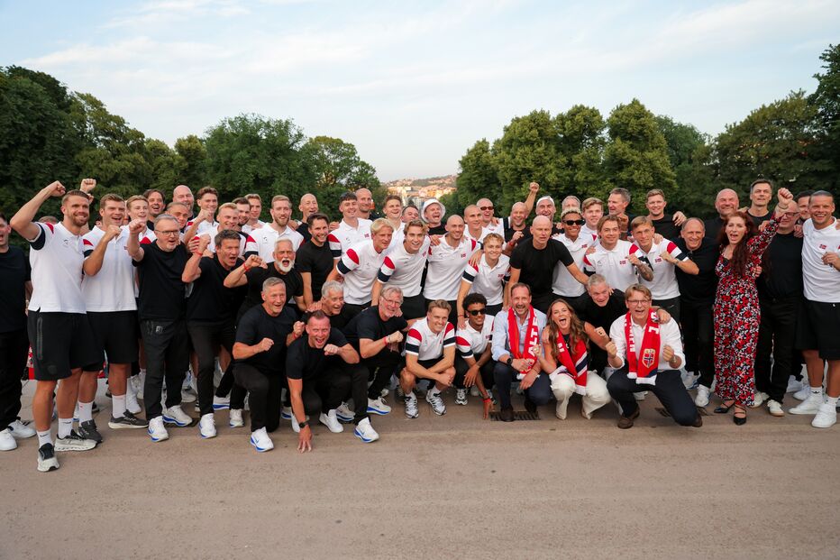 A seleção nacional masculina de futebol é aplaudida pela multidão na Slottsplassen, após ter participado numa receção com a família real norueguesa, em Oslo, na segunda-feira, 13 de julho de 2026