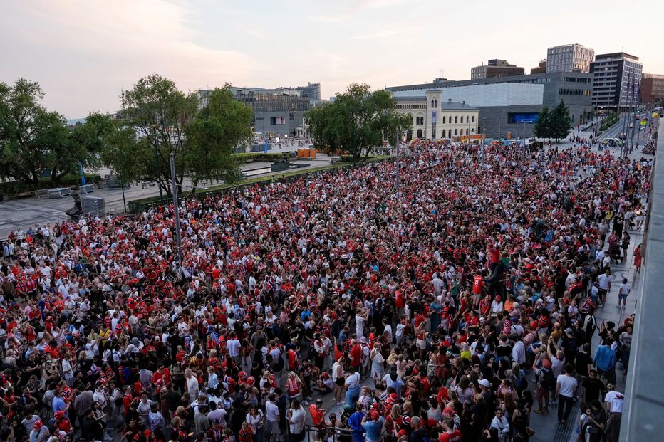 A seleção nacional masculina de futebol é aplaudida pela multidão na Slottsplassen, após ter participado numa receção com a família real norueguesa, em Oslo, na segunda-feira, 13 de julho de 2026