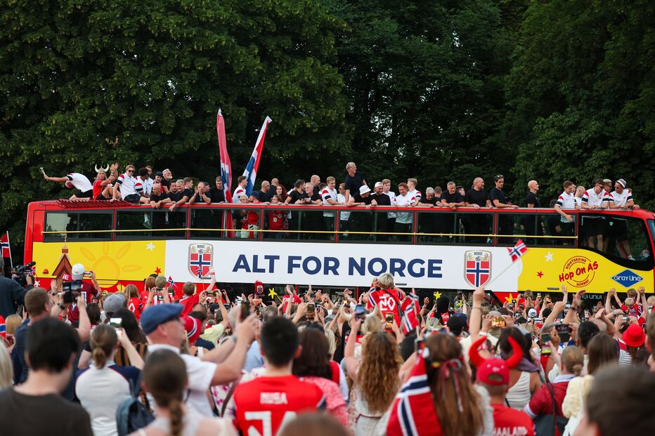A seleção nacional masculina de futebol é aplaudida pela multidão na Slottsplassen, após ter participado numa receção com a família real norueguesa, em Oslo, na segunda-feira, 13 de julho de 2026
