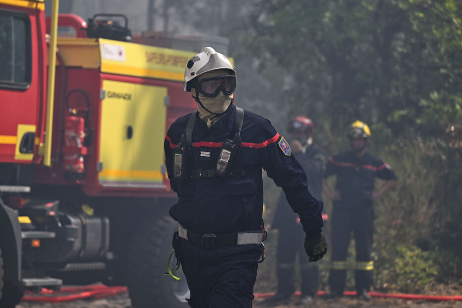 Chamas continuam a lavrar na floresta de Fontainebleau nos arredores de Paris