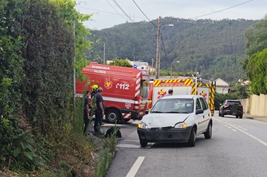 Acidente entre moto e carro em Oliveira de Azeméis causa ferido