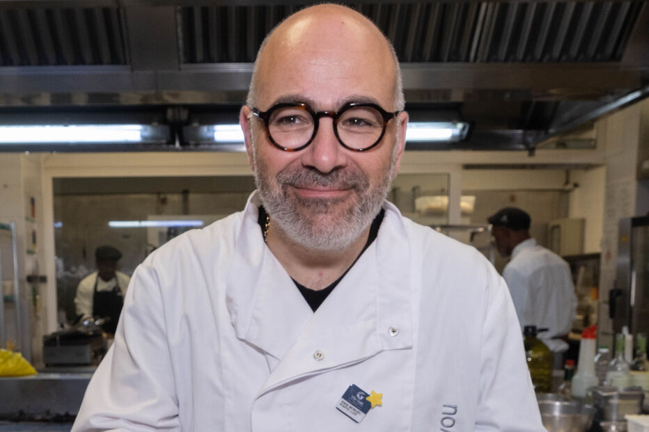 Miguel Pinto Luz num copo de fruta com merengue na cozinha