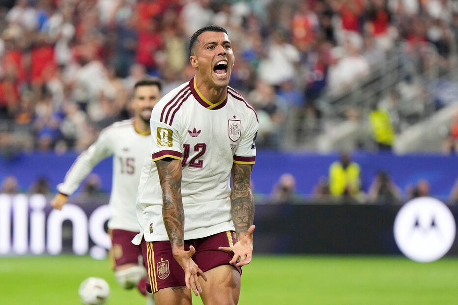 O espanhol Pedro Porro reage após marcar o segundo golo da sua equipa durante o jogo das meias-finais do Campeonato do Mundo de futebol entre a França e a Espanha, em Arlington, Texas, perto de Dallas, na terça-feira, 14 de julho de 2026