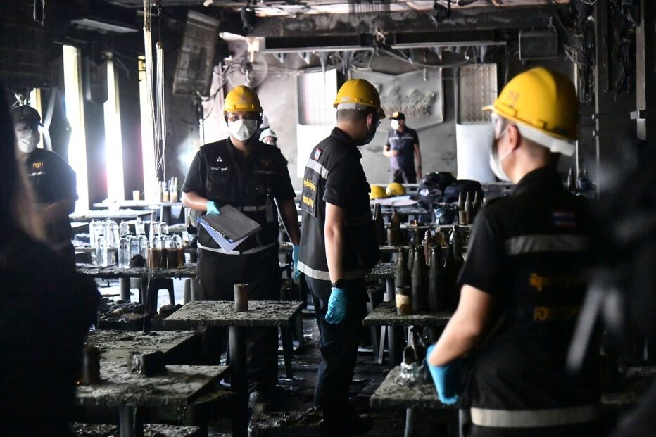 Investigadores avaliam local de incêndio em bar de Banguecoque com 32 mortos