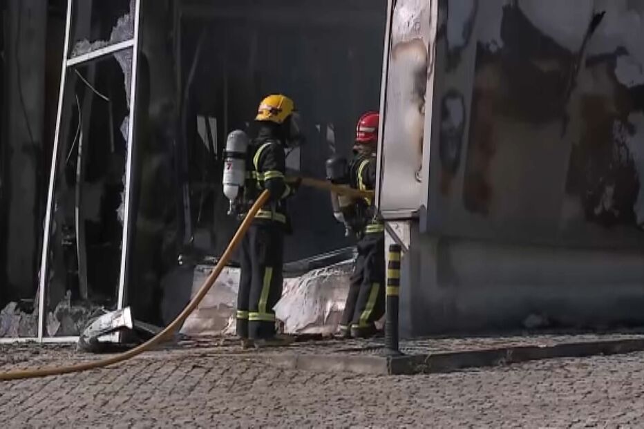 Rasto de destruição após incêndio em armazéns no concelho de Paredes