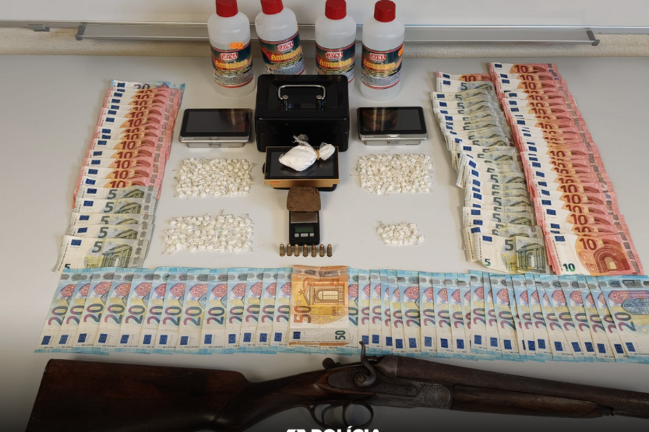 A Polícia apreendeu dinheiro, drogas, armas e produtos químicos