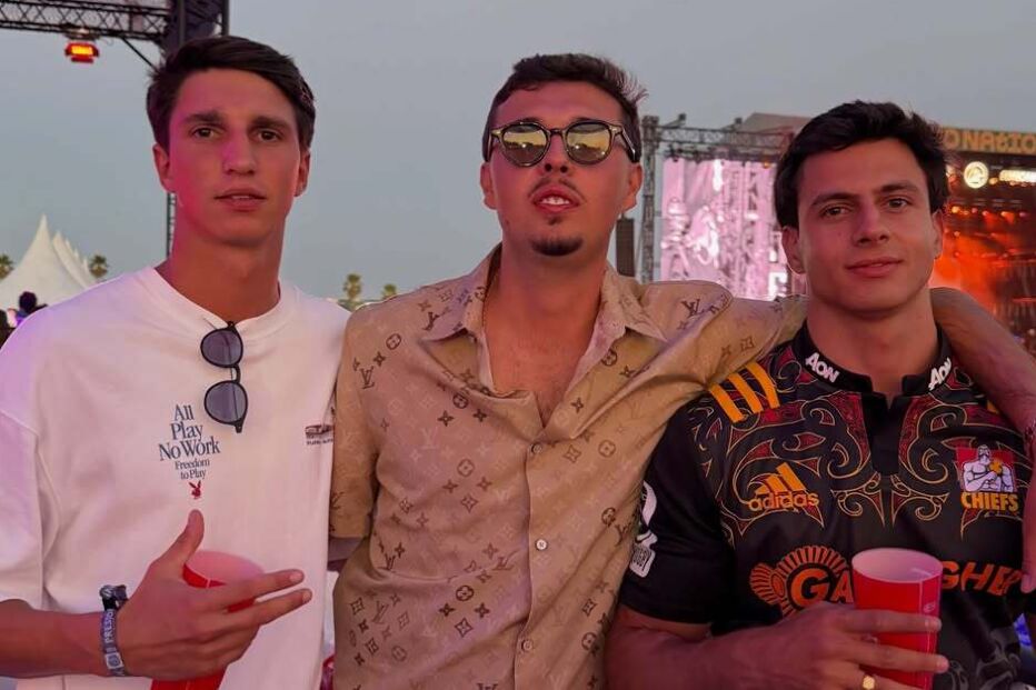 Francisco Garrido de copo na mão, ao lado de amigos em Ibiza