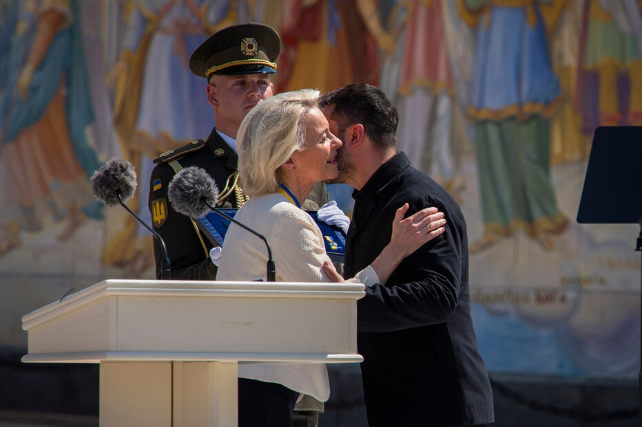 O presidente ucraniano Volodymyr Zelenskyy, à direita, cumprimenta a presidente da Comissão Europeia, Ursula von der Leyen, em Kiev, na Ucrânia, esta quarta-feira, 15 de julho de 2026