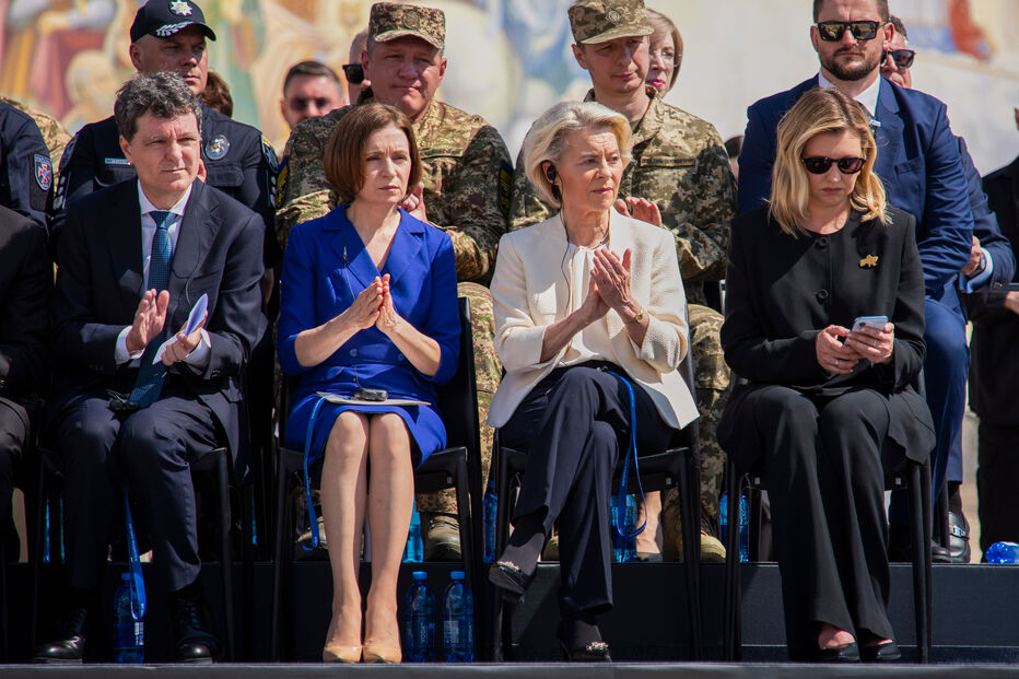 O presidente ucraniano Volodymyr Zelenskyy, à direita, cumprimenta a presidente da Comissão Europeia, Ursula von der Leyen, em Kiev, na Ucrânia, esta quarta-feira, 15 de julho de 2026