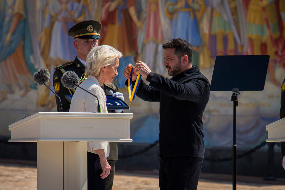 O presidente ucraniano Volodymyr Zelenskyy, à direita, cumprimenta a presidente da Comissão Europeia, Ursula von der Leyen, em Kiev, na Ucrânia, esta quarta-feira, 15 de julho de 2026