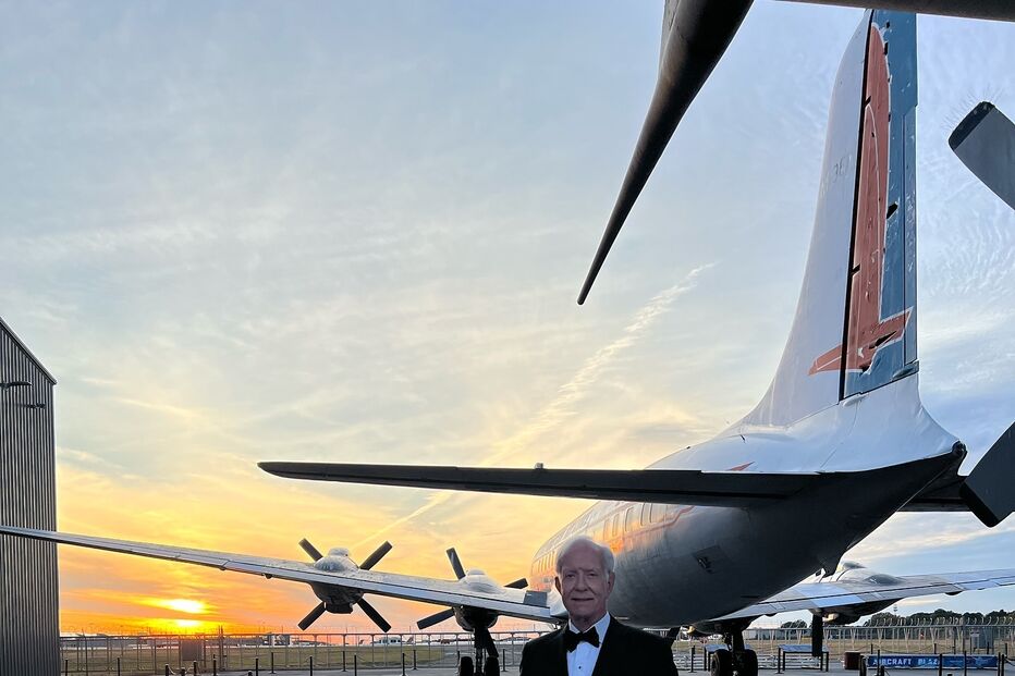 Chesley Sullenberger com um avião ao pôr do sol