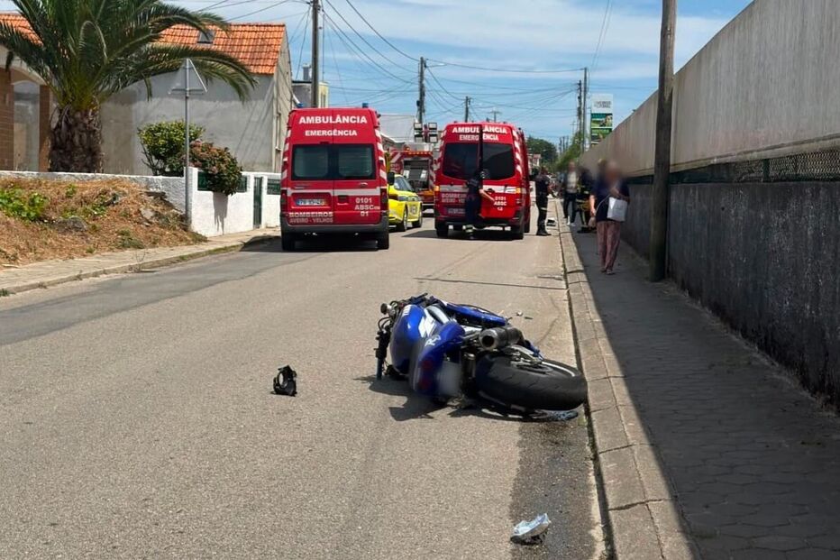 Dois jovens gravemente feridos em colisão entre mota e bicicleta em Aveiro