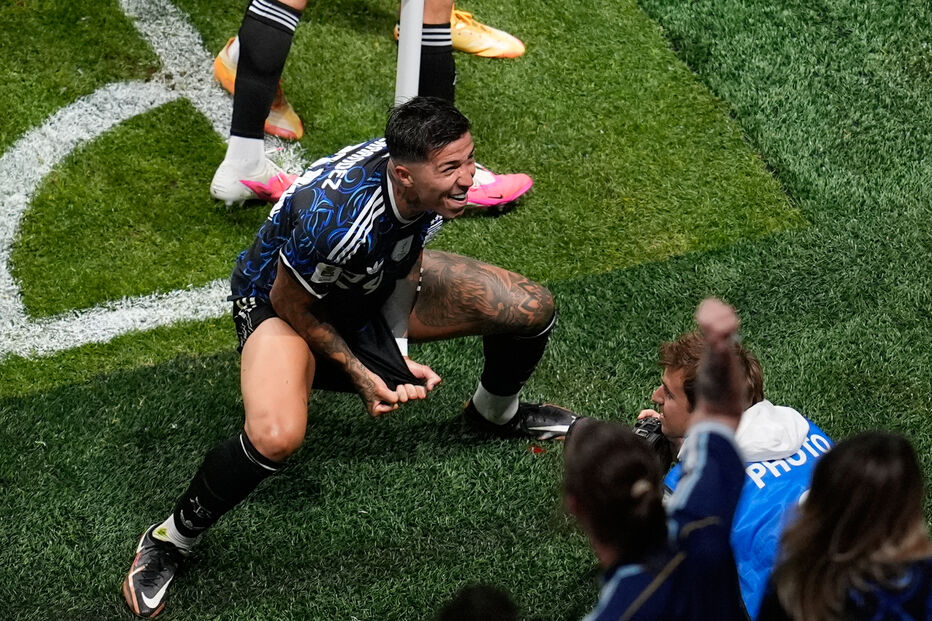 Lautaro Martinez celebra o segundo golo da Argentina