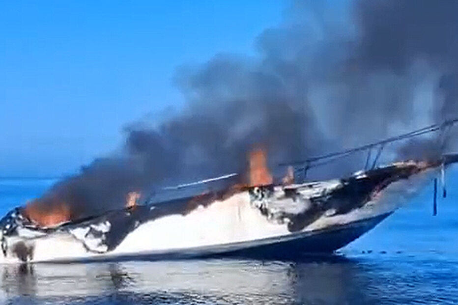Barco ardeu