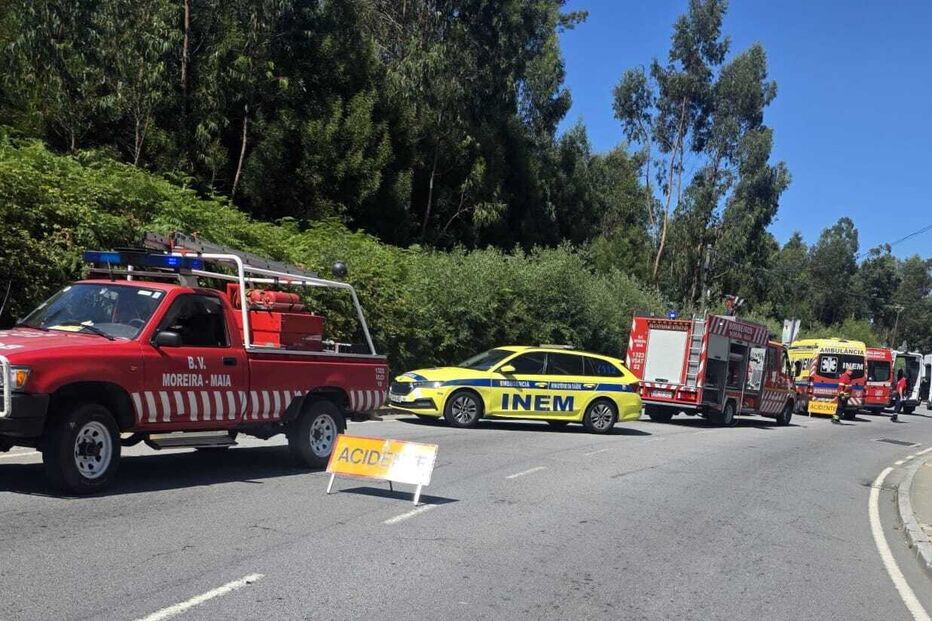 Três feridos, entre eles uma criança, em despiste de carro seguido de capotamento na Maia