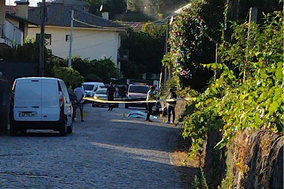 Polícia isola rua onde ocorreu incidente