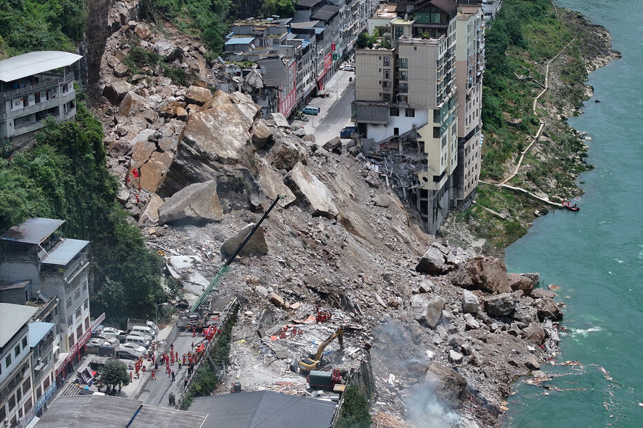 Deslizamento de terras na China: prosseguem operações de resgate em zona residencial