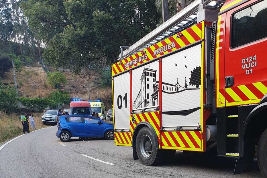 Bombeiros de Arouca assistem vítima de acidente rodoviário