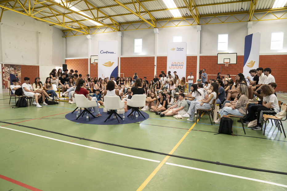 Jovens participam em evento sobre confiança corporal e desporto em escola