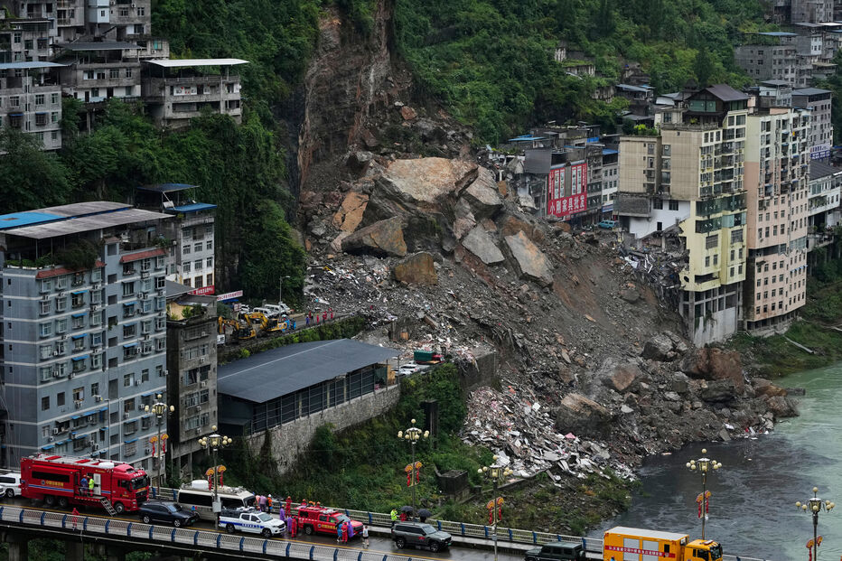 Edifícios residenciais e comerciais danificados pela queda de rochas e lama são visíveis após um deslizamento de terra no condado de Pengshui, em Chongqing, no sudoeste da China, no sábado, 18 de julho de 2026