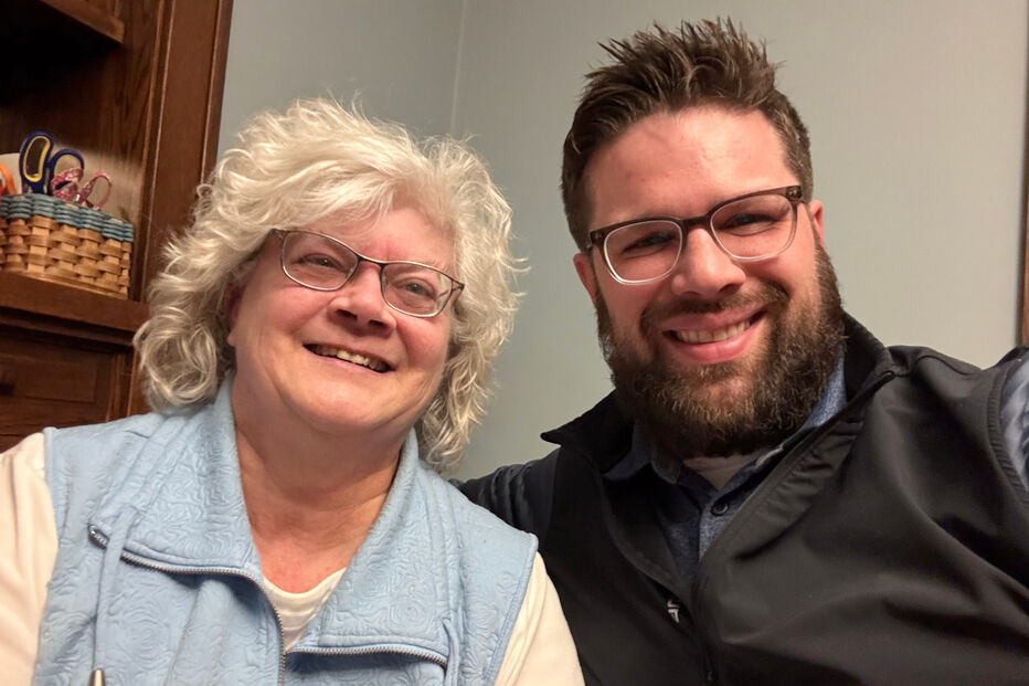 Esta fotografia, cedida por Kyle Bylin, mostra-o com a sua mãe biológica, Liz O'Toole, a 4 de abril de 2025, em Minneapolis