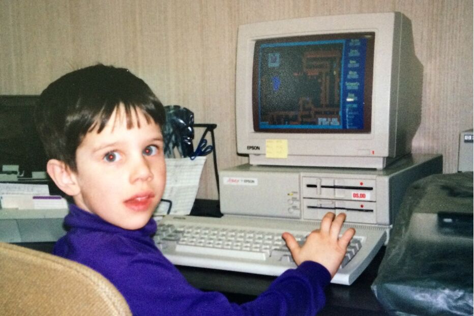 Esta fotografia, cedida pela família, mostra Kyle Bylin com um computador em Adams, Dakota do Norte, na década de 1990