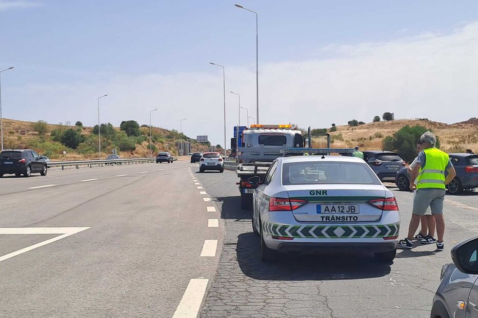 GNR em Castro Marim assiste colisão rodoviária na A22