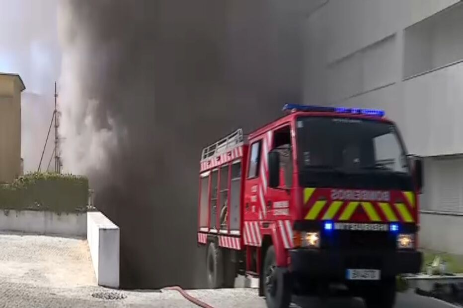 Imagens mostram enorme coluna de fumo em incêndio em arrecadação de loja em Matosinhos. Edifício foi evacuado