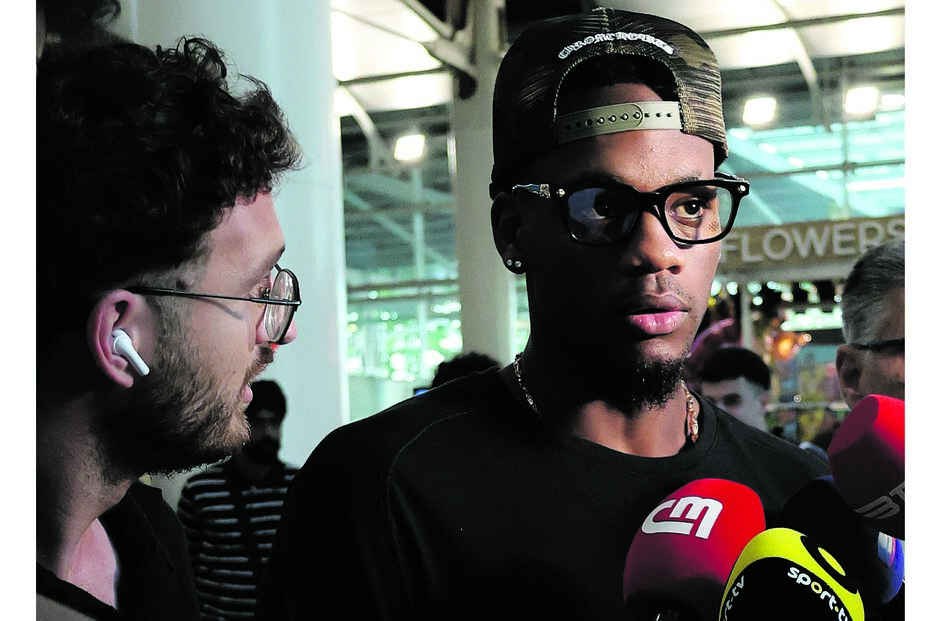 Jhon Durán no Aeroporto de Lisboa
