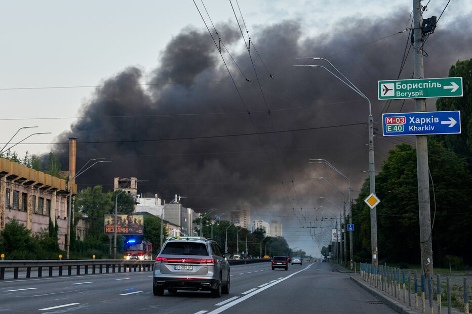 Ataque russo em Kiev faz 1 morto e 16 feridos em edifícios e veículos