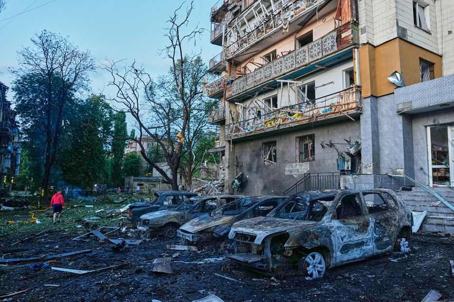 Os residentes locais vagueiam entre os escombros na sequência de um ataque com mísseis da Rússia em Kiev, na Ucrânia, no domingo, 19 de julho de 2026