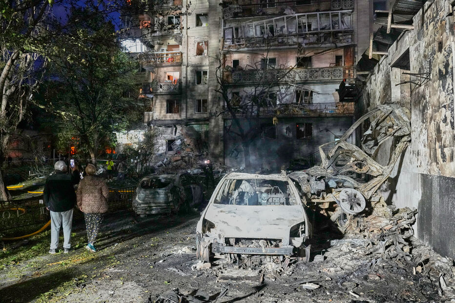 Kyiv: Vítimas e danos em edifícios residenciais e veículos após ataque russo