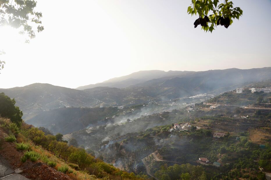 Fumo sobe de incêndios em áreas florestais e de montanha com casas disseminadas