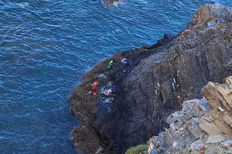 Resgate ocorreu, na manhã deste domingo, na zona de praias da Zambujeira do Mar.jpg
