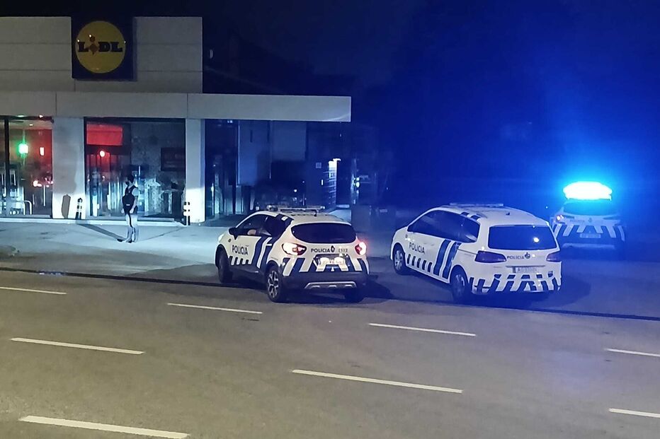 Assaltantes rebentam porta de supermercado e fazem explodir caixa multibanco em Coimbra 