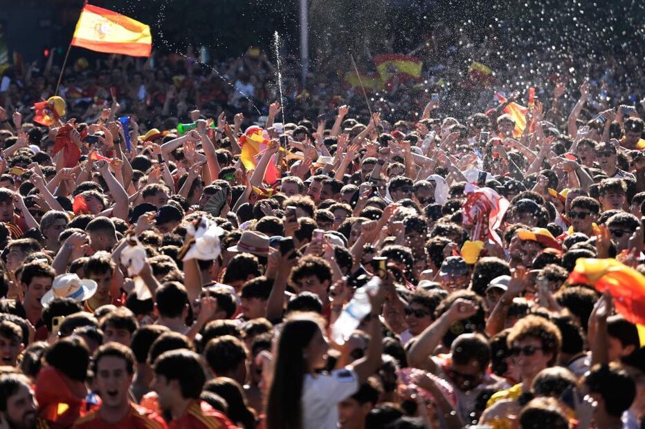 Praças de cidades espanholas voltam a encher-se 16 anos depois para assistir à final do Mundial 2026