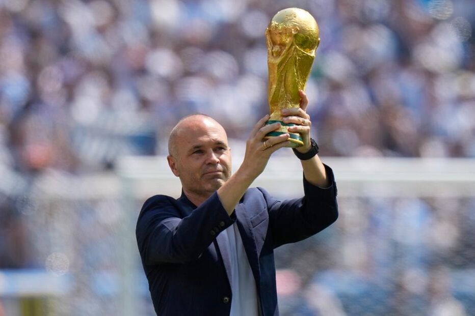 O ex-jogador de futebol espanhol Andrés Iniesta ergue o troféu da FIFA antes da final do Mundial 20